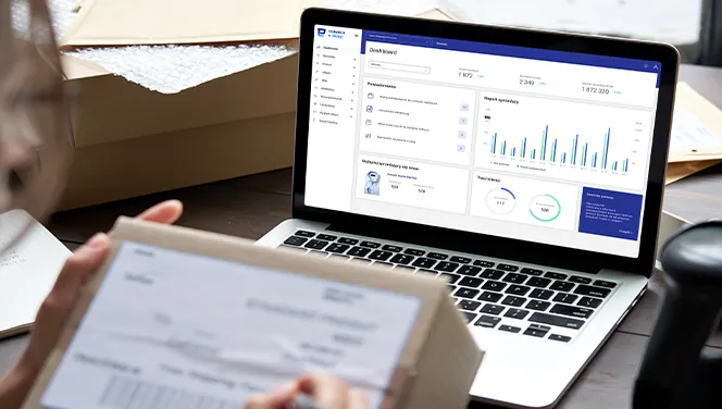 Paczka i laptop ze sklepem internetowym – Comarch e-Sklep i e-Sale