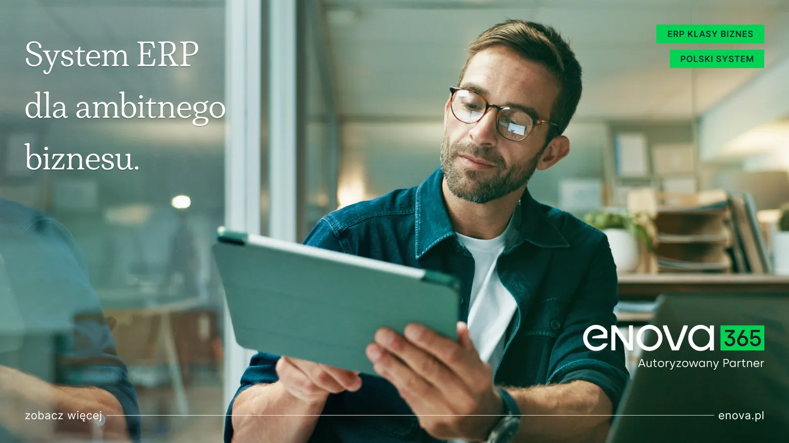 Mężczyzna pracujący na tablecie – grafika enova365 „System ERP dla ambitnego biznesu”
