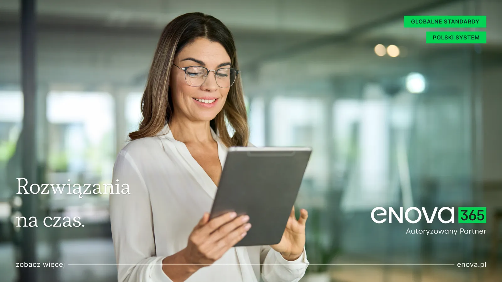 Kobieta z tabletem w biurze – grafika enova365 „Rozwiązania na czas”