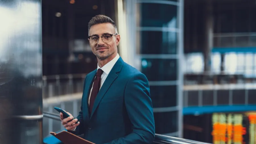 Specjalista HR z tabletem – enova365 Kadry, płace i HR